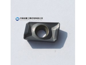 AH120适应大多数工件材料的通用材质,实现卓越的平衡性能。适用于不锈钢的连续到中断续加工。用于铸铁切削的通用材质。适应的切削条件范围大。
